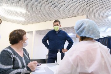 Губернатор проверил прививочные пункты Екатеринбурга