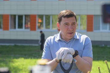  Губернатор Евгений Куйвашев принял участие в субботнике на территории Детской городской клинической больницы №9