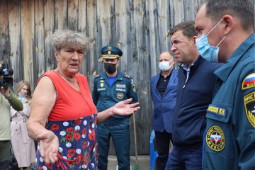 Евгений Куйвашев в Верхней Салде заявил о необходимости ускорить выплаты людям из подтопленных домов и на месте дал ещё ряд поручений штабу