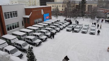 Андрей Карлов вручил ключи от 41 автомобиля представителям свердловских больниц