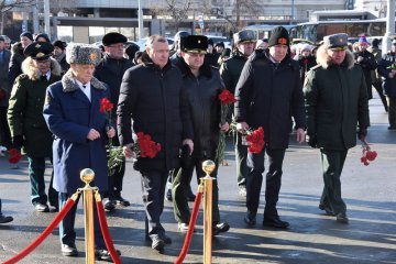 Евгений Куйвашев вместе с сотнями свердловчан почтил память воинов Уральского добровольческого танкового корпуса