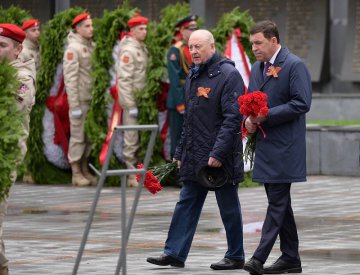 Евгений Куйвашев возложил цветы к Широкореченскому мемориалу