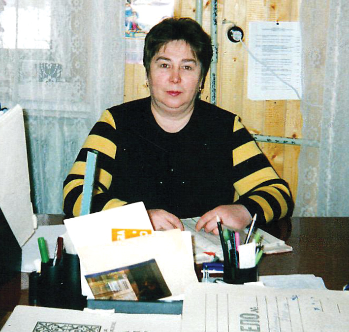 Заведующая архивным отделом Т.Г. Гейслер  в рабочем кабинете. Апрель 2004 г.
