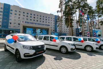 Евгений Куйвашев передал больницам региона новые санитарные автомобили, которые сделают медпомощь уральцам ещё доступнее