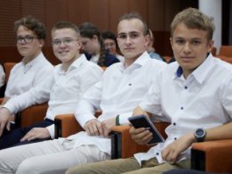 Лучшим школьникам Свердловской области и их педагогам вручили премии