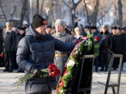Евгений Куйвашев возложил цветы к памятнику Георгию Жукову в честь Дня защитника Отечества