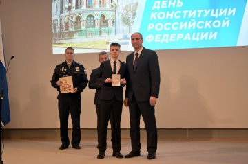 Выдающимся свердловчанам вручили государственные награды и паспорта в День Конституции Российской Федерации