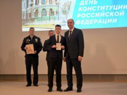 Выдающимся свердловчанам вручили государственные награды и паспорта в День Конституции Российской Федерации