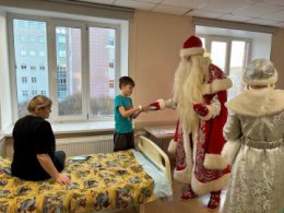 Маленьких уральцев в больницах и Домах ребёнка поздравили с Новым годом