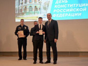 Выдающимся свердловчанам вручили государственные награды и паспорта в День Конституции Российской Федерации