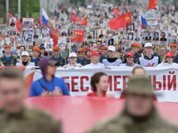  Участие в шествии «Бессмертный полк» в Екатеринбурге приняли более 10 тысяч человек
