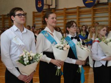 Более 72 тысяч свердловских школьников отмечают окончание учебного года