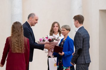 Денис Паслер вручил госнаграды многодетным семьям Среднего Урала
