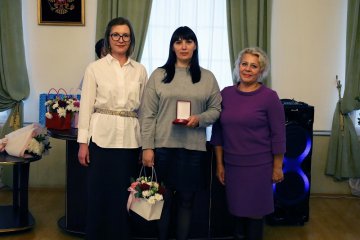 Четыре мамы из района получили почётную награду