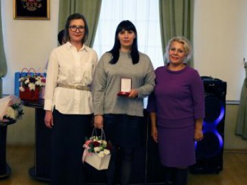 Четыре мамы из района получили почётную награду